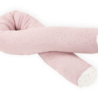 Die KraftKids Wickeltischumrandung Musselin in Rosa mit goldenen Punkten, U-förmig mit weißen Enden, ist auf einem weißen Hintergrund arrangiert.