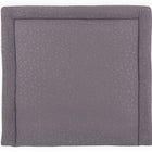 Die KraftKids Wickelauflage Musselin goldene Punkte auf Grau ist eine rechteckige, gepolsterte Wickelauflage mit hochgezogenen Rändern, deren grauer Stoff mit kleinen goldenen Punkten verziert ist - perfekt für jeden Wickelplatz.