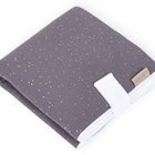 Die KraftKids Reisewickelunterlage Musselin goldene Punkte auf Grau ist eine graue faltbare Reisewickelunterlage mit goldenen Punkten und weißer Umrandung - ideal als platzsparende Wickelauflage oder Reiseauflage Baby für den einfachen Windelwechsel unterwegs.