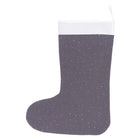 Die KraftKids Weihnachtssocke Musselin goldene Punkte auf Grau, mit weißer Manschette, kleinen goldenen Punkten und einer weißen Aufhängeschlaufe, ist eine bezaubernde Weihnachtsdekoration vor weißem Hintergrund.