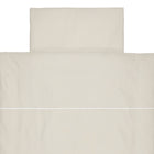 Ein ordentlich gemachtes Bett mit dem KraftKids Bettwäscheset Leinen Natur Braun und passendem Kopfkissenbezug, von oben betrachtet. Die schlichte Bettwäsche zeichnet sich durch eine einzige weiße Linie aus, die waagerecht über die handgefertigte Bettwäsche verläuft.