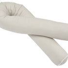 Ein KraftKids Wickeltischumrandung Leinen Natur Braun, ein beigefarbenes U-förmiges Körperkissen mit einem weichen Stoffbezug, ist auf weißem Hintergrund abgebildet. Die spitz zulaufenden Enden sind leicht überlappend und bieten ein bequemes und stützendes Design.