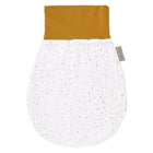 Ein weißer Musselin-Schlafsack mit goldenen Punkten von KraftKids.