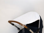 Der KraftKids Sonnensegel graue Punkte auf Weiss schützt Ihr Baby vor der Sonne mit seinem atmungsaktiven weißen Baumwollverdeck mit grauen Punkten, das sich leicht am Kinderwagengriff befestigen lässt und vor einem schlichten, hellen Hintergrund abgebildet ist.