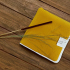 Die KraftKids Reisewickelunterlage Doppelkrepp Gelb Senf ist eine kompakte gelbe Wickelunterlage, ideal als platzsparende Wickelunterlage oder Reiseauflage Baby für den praktischen Windelwechsel unterwegs.