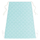 Eine pastellmintfarbene Schürze mit weißen Halbkreisen und weißen Taillenbändern von KraftKids, hier flach gelegt - ideal zum kreativen Spielen oder Basteln, nachdem Sie Ihrem Kind den KraftKids Sonnensegel weiße Halbkreise auf Pastelmint gesichert haben.