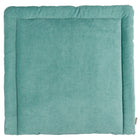 Ein rechteckiges, mintfarbenes Haustierbett mit erhöhten Rändern und einer gerippten, kordähnlichen Textur, von oben betrachtet. Ähnlich wie die KraftKids Wickelauflage Cord Breitcord Mint wirkt es weich und gepolstert.