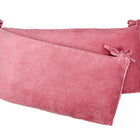 Zwei Bettumrandung Nestchen Cord Breitcord Rosa von KraftKids, aus 100% Baumwollcord mit sichtbarer Rippenstruktur und Stoffbändern, überlappend auf weißem Hintergrund dargestellt.