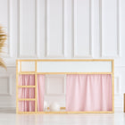 Ein KraftKids Hochbettvorhänge Set 2+1 Doppelkrepp in Rosa, passend für das Kura Bett, verschönert ein minimalistisches Kinderzimmer mit Holzrahmenbett. Eine Korbvase mit Pampasgras und zwei Holzstühle runden die moderne Deko ab.