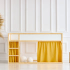 Ein minimalistisches Zimmer mit einem Hochbett aus hellem Holz mit KraftKids Hochbettvorhänge Set 2+1 Doppelkrepp Gelb Senf für Kura Bett, neben einer geflochtenen Vase mit Pampasgras und zwei Würfelhockern aus Holz, vor einer weiß getäfelten Wand.