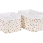 Zwei rechteckige KraftKids Körbchen Musselin Zweige braun aus Baumwolle mit weißen Innenflächen, braunen Außenseiten im Zweig-Muster und weißem, umgeschlagenem Rand. Die Aufbewahrungskörbe sind in zwei Größen erhältlich.