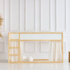 Ein helles Kinderzimmer mit einem minimalistischen Bettgestell mit KraftKids Hochbettvorhänge Set 2+1 Musselin Zweige braun für Kura Bett, transparenten Vorhängen, einer kleinen Leiter, weiß getäfelten Wänden, einem Pampasgras-Korb und zwei Holzwürfeln.