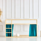 A KraftKids Hochbettvorhänge Set 2+1 in Musselin mit goldenen Punkten auf Petrol ziert das Kura Hochbett vor einer weißen Paneelwand. Eine große, geflochtene Vase mit Pampasgras und zwei Holzstühle runden das gemütliche Kinderzimmer ab.