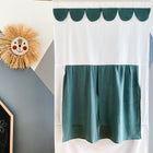 In einem verspielten Kinderzimmer steht das KraftKids Puppentheater Kasperletheater Musselin nilblau mit Teleskopstange vor einer grau-weißen, geometrischen Wand - perfekt für fantasievolles Spiel neben skurrilem Dekor und bunten Kreidezeichnungen.